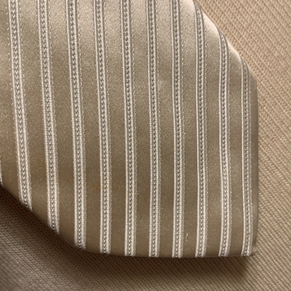 DONALD J TRUMP SIGNATURE CREAM SILK DIAGONAL WEAVE SHADOW STRIPES NECKTIE. - Picture 4 of 12